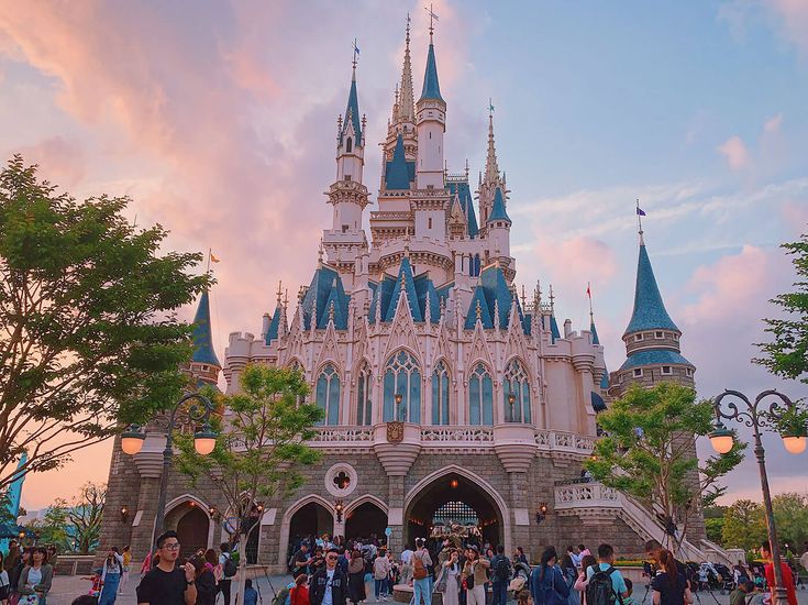 Tokyo Disneyland: Isang Mahiwagang Mundo sa Japan na Dapat Mong Bisitahin
